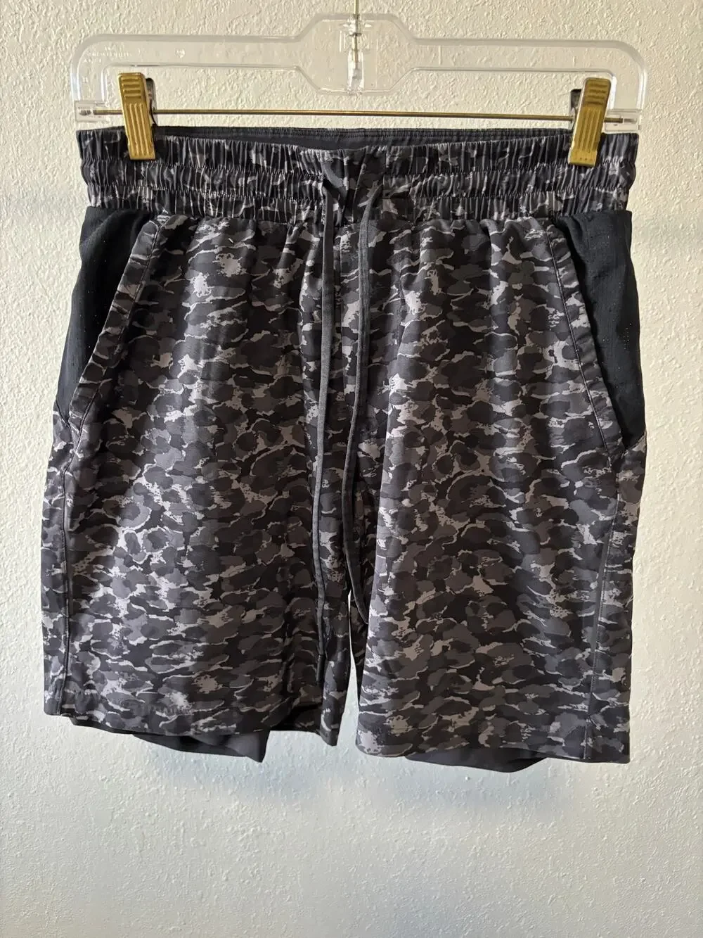 Lululemon Shorts Mens Small Athletic Drawstring Workout Lined Camouflage Gray
